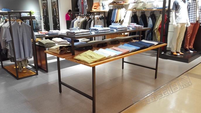 服裝展柜，古銅金屬質感